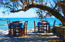 Griechisches Restaurant mit Stühlen und Tischen am Meer im Schatten. Gemalt. by havelmomente