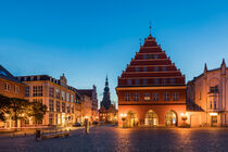 Rathaus am Marktplatz von Greifswald am Abend von dieterich-fotografie