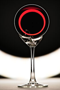 Kaputtes Glas mit roter Glaskugel im Gegenlicht by Stephan Zaun