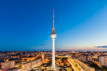 Skyline Berlin mit dem Fernsehturm am Abend by dieterich-fotografie