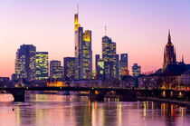 Skyline und Bankenviertel in Frankfurt bei Nacht by dieterich-fotografie