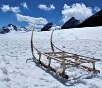 Schlitten im Schnee auf dem Jungfraujoch by Susanne Winkels
