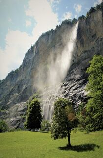 Wasserfall in Lauterbrunnen in der Schweiz by Susanne Winkels