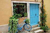 Blaue Tür mit Fahrrad in Kroatien von Susanne Winkels