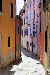 Gasse in der Altstadt von Labin, Kroatien by Susanne Winkels