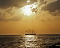 Segelschiff im Sonnenuntergang bei Rovinj in Kroatien von Susanne Winkels