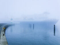 Fährschiff im Nebel