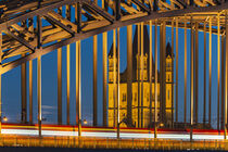 Nächtlich beleuchtete Hohenzollernbrücke, dahinter die Kirche Groß Sankt Martin, Köln, Nordrhein-Westfalen, Deutschland von Walter G. Allgöwer