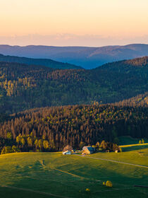 Landschaft und Schwarzwaldhaus im Schwarzwald by dieterich-fotografie