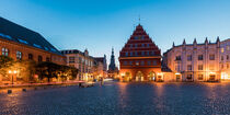 Marktplatz mit dem Rathaus in der Altstadt von Greifswald by dieterich-fotografie