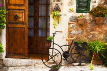 Fahrrad lehnt an Hauswand. Mediterranes Flair. von havelmomente