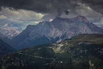 Rifugio Angelo-Bosi at Monte Piana with mountains of the Dolomite Alps and clouds in the sky von Bastian Linder