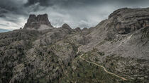 Hiking trail to Cinque Torri at Passo di Falzarego in the Dolomite Alps during cloudy day from above von Bastian Linder