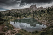Lake Lago Limides at Passo di Falzarego in the Dolomite Alps with trees and mountain mirroring on water surface during cloudy day von Bastian Linder