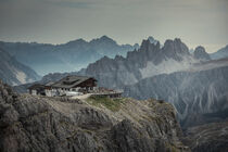 Rifugio Lagazuoi in the mountains at Passo di Falzarego during cloudy day in the Dolomite Alps von Bastian Linder