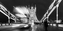 Doppelstockbus auf der Tower Bridge in London bei Nacht by dieterich-fotografie