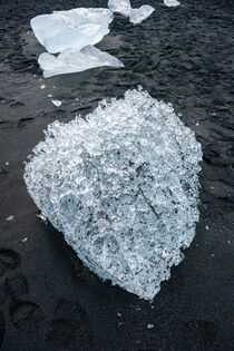 Eiskristall am Diamandstrand von Island von Knut Klante