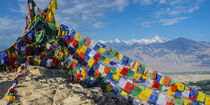 Gebetsfahnen vor dem Stok Kangri in Ladakh by Walter G. Allgöwer