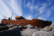Shipwreck in a timeless decay by ronxy