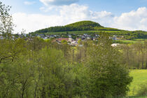 Blick auf Hofaschenbach mit dem Linz Berg in der Rhön by Holger Spieker