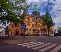 Rathaus mit Zebrastreifen von Edgar Schermaul