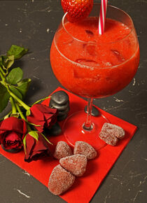geeiste Erdbeeren mit Gin Cocktail by babetts-bildergalerie