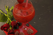 geeiste Erdbeeren mit Gin Cocktail by babetts-bildergalerie