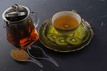 Schwarzer Tee mit Kiwi von babetts-bildergalerie
