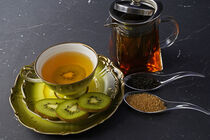 Schwarzer Tee mit Kiwi  von babetts-bildergalerie