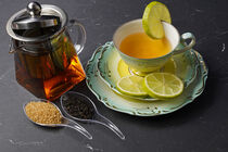 Schwarzer Tee mit Limette als Stilleben arangiert by babetts-bildergalerie