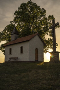 Die Linsbergkapelle in der Hessischen Rhön zum Sonnenuntergang von Holger Spieker