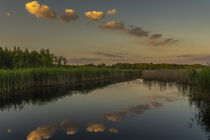 Wolkenkette am Himmel über dem Teich von Holger Spieker