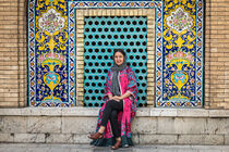 Junge Frau im Golestan Palast in Teheran in traditioneller Kleidung 