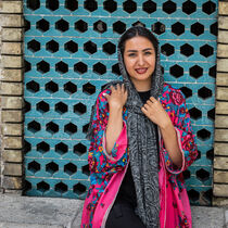 Junge Frau im Golestan Palast in Teheran in Landestracht 