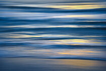 'Ocean waves in the evening' von Susanne Fritzsche