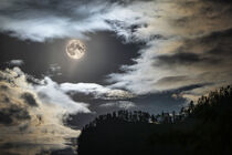 Mond über den Bergen by Stephan Zaun
