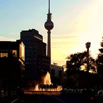Berliner Fernsehturm bei Sonnenuntergang by Sabine Howorka