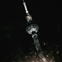 Berliner Fernsehturm bei Nacht by Sabine Howorka