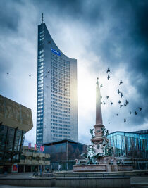 Panorama Tower, Uniriese Leipzig im Sonnenschein und Wolken by lichtbilder