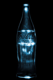 Coke Coca Cola Flasche vor schwarzem Hintergrund by lichtbilder