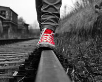 Roter Schuh auf Eisenbahnschiene von lichtbilder