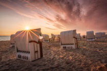 Strandkörbe zum Sonnenaufgang an der Ostsee - Beach chairs at sunrise on the Baltic Sea by Stephan Hockenmaier