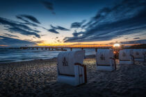 Strandkorb an der Ostsee zur Blauen Stunde - Beach chair on the Baltic Sea at the blue hour von Stephan Hockenmaier