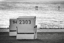 Strandkörbe am Meer bei Ebbe, Watt-Wanderer im Hintergrund von Thomas Richter
