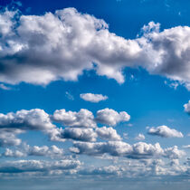 Blauer Himmel mit vielen großen weißen Wolken von Thomas Richter