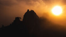 Sunrise over Dry Rocks von Tomas Gregor