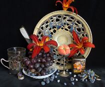 Still-Leben mit Taglilien, blauen Trauben, blauem Porzellanteller und Jugendstil-Teeglas by Eva Beylich