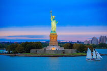 Statue of Liberty - Freiheitsstatue New York in der Abenddämmerung by Dominik Wigger