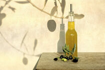 frisch gepresstes Olivenöl by Rosina Schneider
