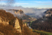 'Blick vom Eichfelsen auf die Donau, Schloss Werenwag und die Gemeinde Langenbrunn - Naturpark Obere Donau' von Christine Horn